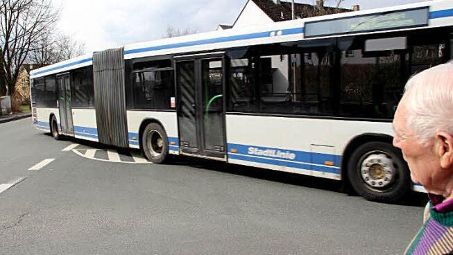 Busse dieser Länge können kaum anders, als beim Abbiegen vom Kieferndorfer Weg in die Albrecht-Dürer-Straße in Höchstadt die Sperrfläche zu überfahren.  Foto: Andreas Dorsch