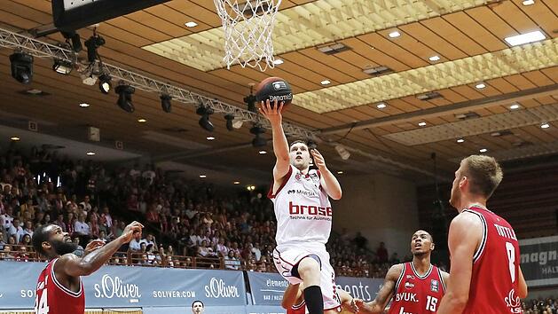 Seine Wadenverletzung aus Spiel 1 war Janis Strelnieks am Donnerstagabend nicht mehr anzumerken. Der Lette l&auml;sst hier mit (v.&nbsp;l.) Devin Searcy, Sebastian Betz, Lamonte Ulmer und Seth Tuttle gleich vier W&uuml;rzburger stehen und schlie&szlig;t per Korbleger ab. Fotos: Daniel L&ouml;b