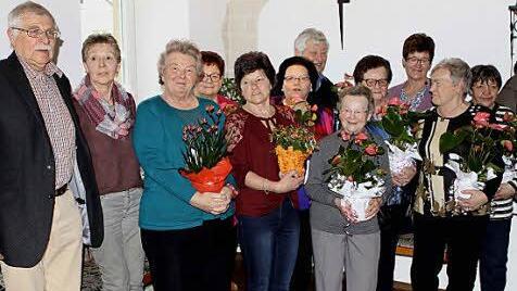 Sie wurden für bis zu 40 Jahre Treue ausgezeichnet. Mit im Bild der stellv. Kreisvorsitzende Edgar Bärenz (li.), 2. Vorsitzende Marianne Köstner (daneben) und Vorsitzende Barbara Wachter (3 v.r.). Foto: mw