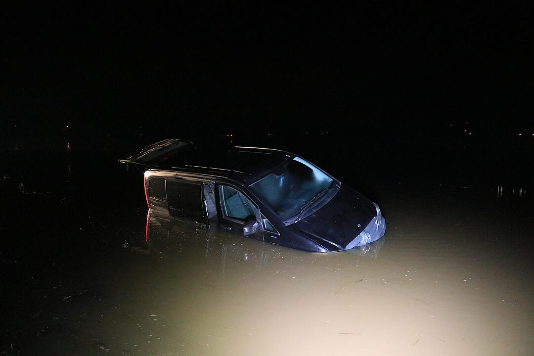 Betrunkener Autofahrer versinkt bei Bamberg in Hochwasser