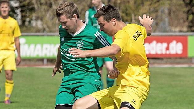 Kaum Zeit zur Ballannahme: Jonas Hemmer (links, SV W&uuml;rgau) behauptet dennoch den Ball gegen Leon Holzheid vom TSV Ebensfeld.  Foto: Hartmut Klamm