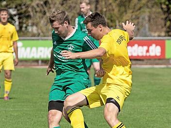 Kaum Zeit zur Ballannahme: Jonas Hemmer (links, SV Würgau) behauptet dennoch den Ball gegen Leon Holzheid vom TSV Ebensfeld.  Foto: Hartmut Klamm