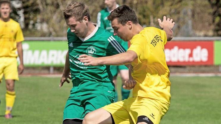 Kaum Zeit zur Ballannahme: Jonas Hemmer (links, SV Würgau) behauptet dennoch den Ball gegen Leon Holzheid vom TSV Ebensfeld.  Foto: Hartmut Klamm