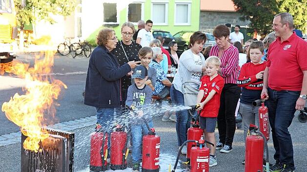 An einem "Fire-Trainer" konnte das L&ouml;schen eines Kleinbrandes mithilfe von Feuerl&ouml;schern ge&uuml;bt werden. Besonders f&uuml;r Kinder war das eine tolle Attraktion beim Aktionstag in Jesserndorf. Im Mittelpunkt stand dabei die Handhabung des neuen Defibrillators.  Foto: Michael Will/Rotes Kreuz