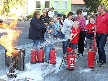 An einem "Fire-Trainer" konnte das Löschen eines Kleinbrandes mithilfe von Feuerlöschern geübt werden. Besonders für Kinder war das eine tolle Attraktion beim Aktionstag in Jesserndorf. Im Mittelpunkt stand dabei die Handhabung des neuen Defibrillators.  Foto: Michael Will/Rotes Kreuz