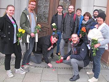 Jusos und deren politische Freunde brachten am 9. November die Stolpersteine vor den Wohnhäusern und Wirkungsstätten ehemals jüdischer Coburger Mitbürger und anderer Opfer der nationalsozialistischen Diktatur wieder auf Hochglanz. Von links vor dem Rathaus: Marlen Dehler, Oliver Pieschel, Alexander Bühling, Toni Münster, Jeremy Davis, Gabi Schuller, Louis Münster, Jutta Schneider. Kniend von links: Stadtrat Dominik Sauerteig und Juso-Vorsitzender Bastian Braunersreuther.  Foto: Martin Koch
