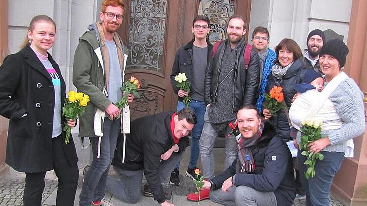 Jusos und deren politische Freunde brachten am 9. November die Stolpersteine vor den Wohnhäusern und Wirkungsstätten ehemals jüdischer Coburger Mitbürger und anderer Opfer der nationalsozialistischen Diktatur wieder auf Hochglanz. Von links vor dem Rathaus: Marlen Dehler, Oliver Pieschel, Alexander Bühling, Toni Münster, Jeremy Davis, Gabi Schuller, Louis Münster, Jutta Schneider. Kniend von links: Stadtrat Dominik Sauerteig und Juso-Vorsitzender Bastian Braunersreuther.  Foto: Martin Koch