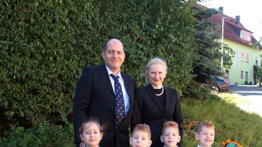 Petra und Alexander Niemetz mit ihren nun vier Schulkindern: Alexa und den Drillingen Paul, Frederik und Leopold.