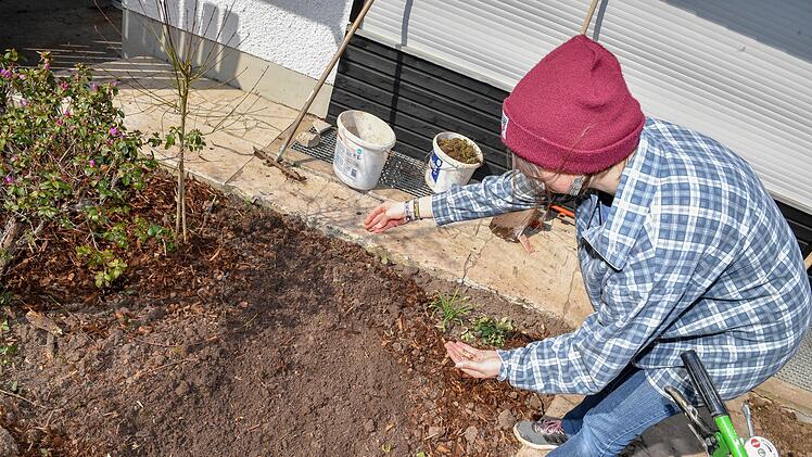 Halbig verteilt die Samen im Garten, den sie mit einer Freundin gepachtet hat. Foto: Ronald Rinklef