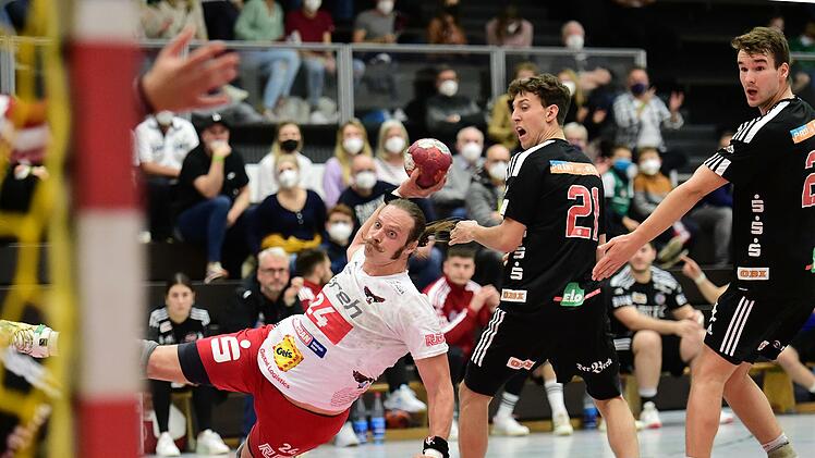 Kämpfer und Torschütze in Personalunion: Bad Neustadts Franziskus Gerr (am Ball) bekamen die Erlanger kaum unter Kontrolle. Foto: Anand Anders