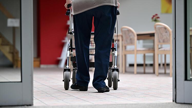 Ein Rollator ist für viele Seniorinnen und Senioren eine wertvolle Hilfe im Alltag.