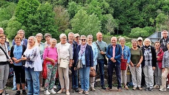 Am Mainufer stellte sich die Rhönklub-Gruppe dem Fotografen.