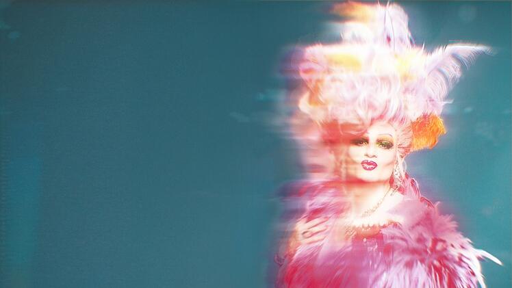 Als Dragqueen ist Olivia Jones (Johannes Hegemann)  weit &uuml;ber St. Pauli hinaus ber&uuml;hmt. Der ZDF-Eventfilm "Olivia" erz&auml;hlt nun ihre bewegende Lebensgeschichte.