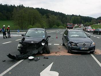 Rund 23 000 Schaden entstand an den beteiligten Fahrzeugen, einem Mercedes und einem Nissan.  Fotos: Christian Holhut