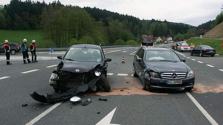 Rund 23 000 Schaden entstand an den beteiligten Fahrzeugen, einem Mercedes und einem Nissan.  Fotos: Christian Holhut