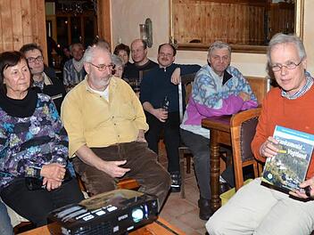 Reiner Cornelius stellte seine Buchreihe vielen Interessenten im Berghof Wildberg bei Tettau vor. Foto: Hofmann