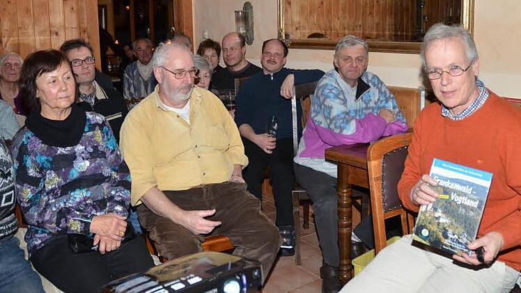 Reiner Cornelius stellte seine Buchreihe vielen Interessenten im Berghof Wildberg bei Tettau vor. Foto: Hofmann