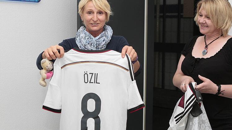 Manche Eltern berichteten, es sei sehr schwer gewesen, ihre Sprösslinge zu überzeugen, die Trikots mal auszuziehen.