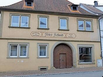 Zwischen Heimatmuseum und Apotheke gelegen, täte dem Anwesen von "Peter Fuchzich" eine Revitalisierung gut.  Fotos: Günter Lipp