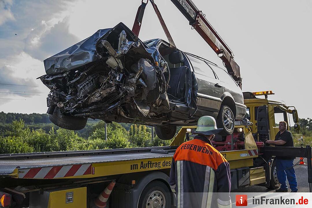 Auto prallt in Ottendorf gegen kleine Brücke