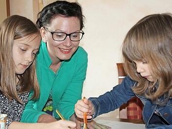 Martina Zwosta mit ihren beiden Kindern Klara (links) und Martha Foto: vs