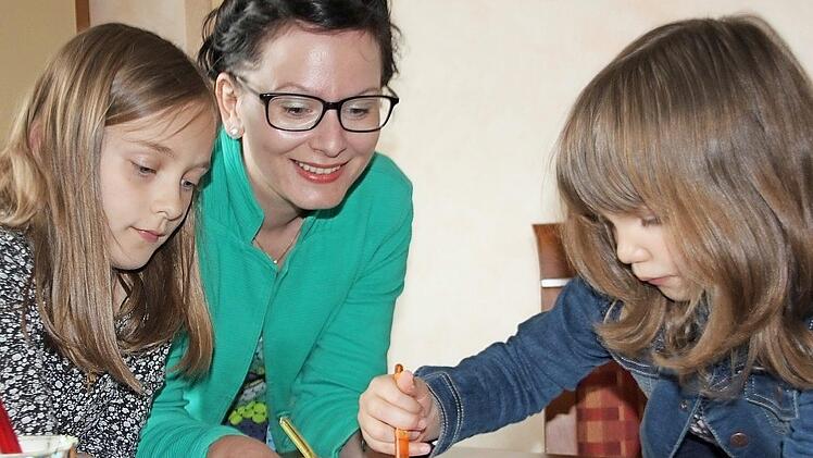 Martina Zwosta mit ihren beiden Kindern Klara (links) und Martha Foto: vs
