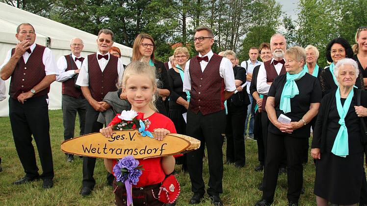 Abwechselnd aus Herrengasse, Kreuzberg und Rosengasse marschierten insgesamt 15 Kapellen und 3 Gesangvereine zum Festplatz, hier der Gesangsverein Weitramsdorf. Foto: Bettina Knauth