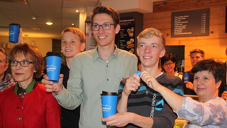 Erfunden haben den Becher die MGF-Schpüler Nicolas Landgraf, Patrick Bär, Josias Neumüller und Thomas Henning, der bei der Präsentation fehlte