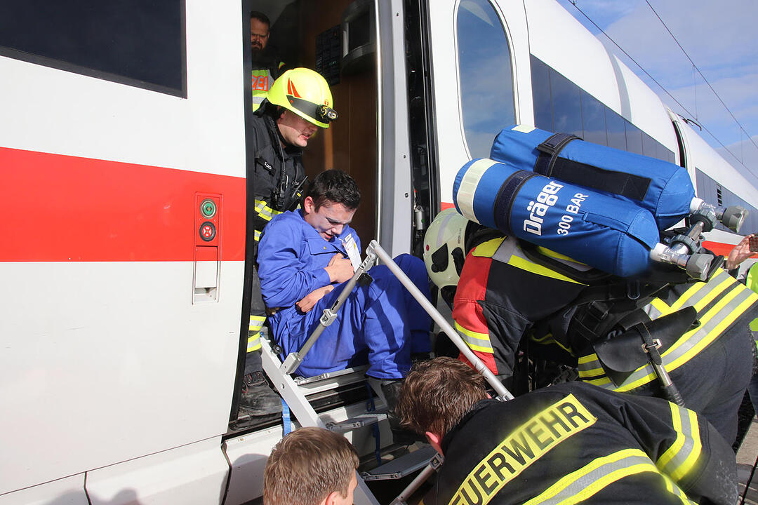Coburg: Üben für den Ernstfall – Rettungskräfte und Statisten stellen ICE-Katastrophe nach