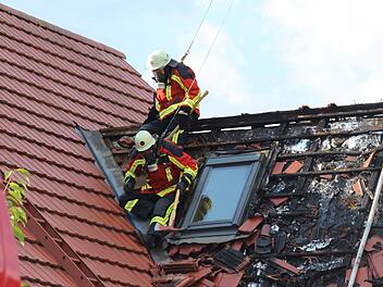Am Donnerstag, 27. Juli, fing ein Dachstuhl einer Garage in Kirchenlaibach (Kreis Bayreuth) Feuer. News 5/Mehrfeld
