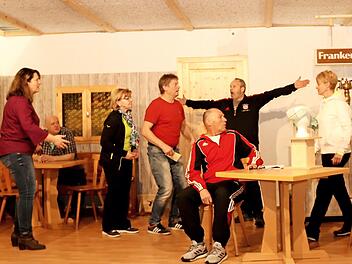 "Was steht in dem Brief von der Polizei?" fragen sich (von links) Sonja Oppelt, Rainer Tratz, Pauline Sitte, Hans Neuper, Harald Hasieber, Peter Zöbelein und Nadine Hoffart. Foto: Johanna Blum