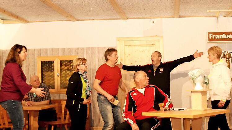 "Was steht in dem Brief von der Polizei?" fragen sich (von links) Sonja Oppelt, Rainer Tratz, Pauline Sitte, Hans Neuper, Harald Hasieber, Peter Zöbelein und Nadine Hoffart. Foto: Johanna Blum