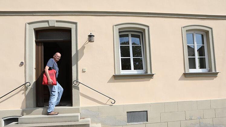 Hartwig Zech sieht sich schon mal die Räume an. Foto: Barbara Herbst