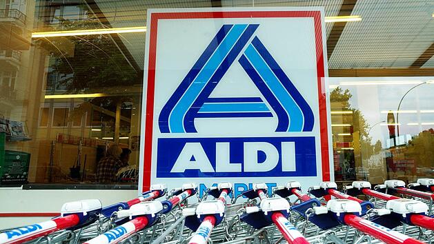 Die Einkaufswagen des Discounters Aldi haben eine geheime Funktion zum Schutz vor Diebstahl. Symbolfoto: Foto: Maurizio Gambarini/dpa