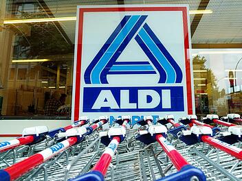 Die Einkaufswagen des Discounters Aldi haben eine geheime Funktion zum Schutz vor Diebstahl. Symbolfoto: Foto: Maurizio Gambarini/dpa