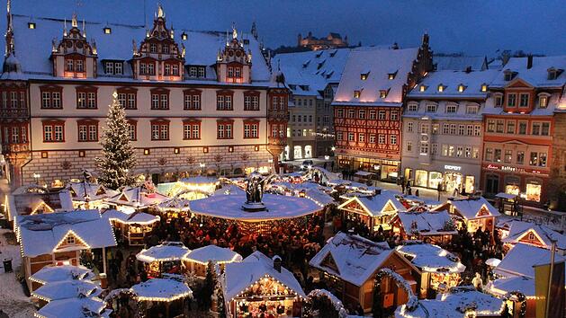 Ein Traum von einem Weihnachtsmarkt: Schneebedeckte Dächer, und zwischen den Buden drängen sich die Menschen. Letzteres wird es heuer nicht geben, auch die Budenstadt nicht. Schnee ist indes noch nicht ausgeschlossen. Das Foto stammt von 2017. Foto: CT-Archiv/Frank Briesemeister