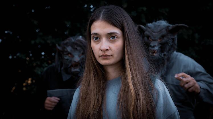 Die 19-j&auml;hrige Annika Lorenz (Philine Schm&ouml;lzer) scheint gleich mehrere Geheimnisse zu verbergen. Schon ihr Freund wurde von den mysteri&ouml;sen M&auml;nnern in Wolfsmaske verschleppt, ist nun auch sie dran?