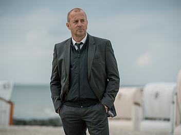 Die verschwundene Familie (1) Simon Kessler (Heino Ferch) ist zurück in Nordholm. Es geht um den Mord an einem Mann und seine verschwundene Familie.