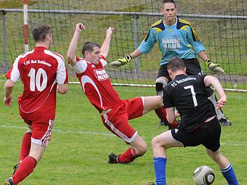 Abwehrbollwerk: Die Brückenauer Andreas Mühlig (von links), Alex Gartung und Torwart Dominik Hüfner blicken in banger Erwartung auf den Reichenbacher Michael Schön. Foto: ssp