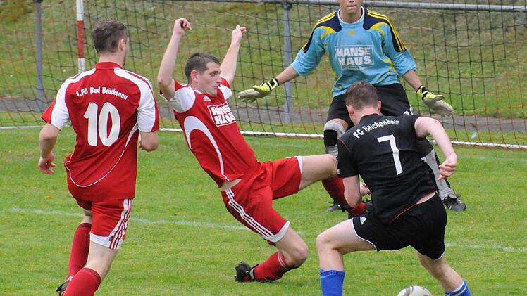 Abwehrbollwerk: Die Brückenauer Andreas Mühlig (von links), Alex Gartung und Torwart Dominik Hüfner blicken in banger Erwartung auf den Reichenbacher Michael Schön. Foto: ssp