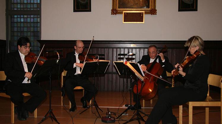 Das Bamberger Streichquartettt - Raúl Teo Arias, Andreas Lucke (beide Violine), Karlheinz Busch (Cello) und Lois Landsverk (Viola) verzauberten beim Benefizkonzert des Lions-Clubs Kronach die Zuhörer mit einem klassischen Frühlingserwachen