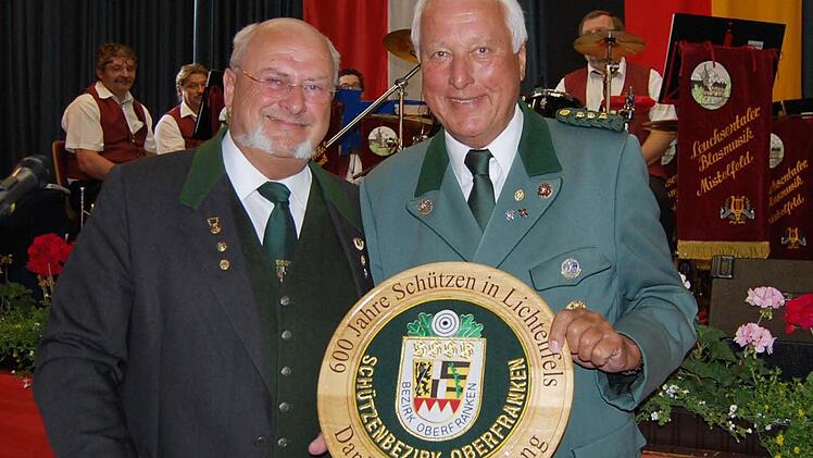 Bezirksschützenmeister Volker Gottfried (links) überreichte Schützenmeister Siegfried Jäkel die Ehrenscheibe des Bezirks Oberfranken.