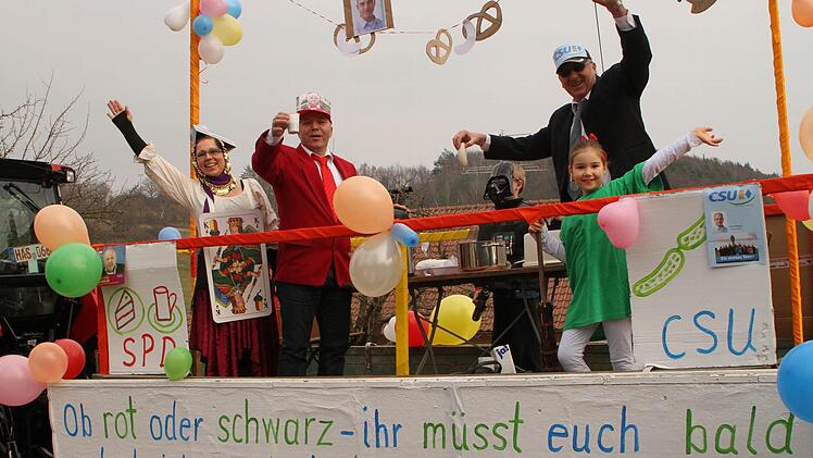 Ob rot oder schwarz - die beiden Bürgermeisterkandidaten mit der Wahrsagerin.