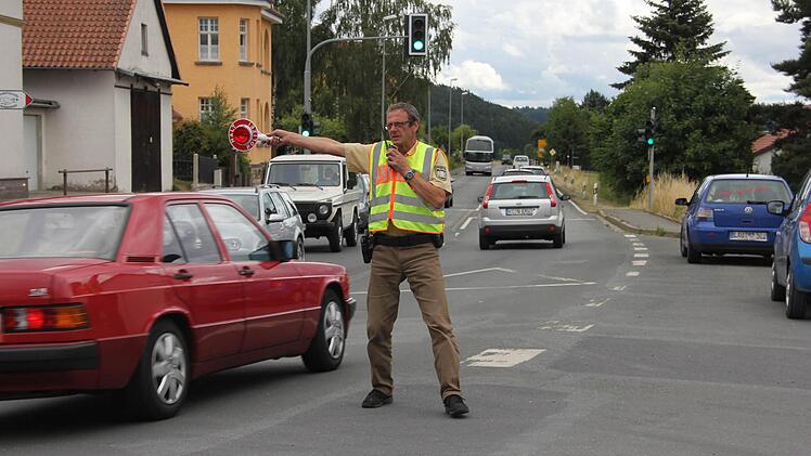 Thomas Graf zieht einen Handysünder aus dem fließenden Verkehr auf der Bundesstraße bei Gundelsdorf raus. Per Sprechfunk hat er eine Beschreibung des Wagens erhalten, so dass er zielsicher rauswinken kann. Foto: Friedwald Schedel