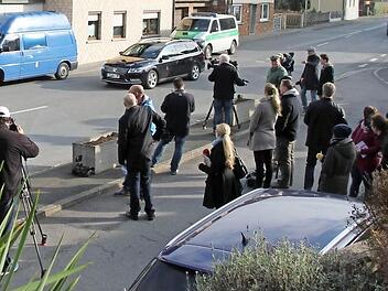 Wallenfels rückte nach der Tat in den Blickpunkt der Medien. Der Rummel hat es den Bewohnern zunächst sehr schwer gemacht, die Situation zu verarbeiten und zum Alltag zurückzufinden. Fotos: Peter Groscurth