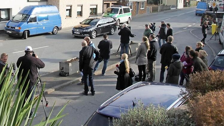 Wallenfels rückte nach der Tat in den Blickpunkt der Medien. Der Rummel hat es den Bewohnern zunächst sehr schwer gemacht, die Situation zu verarbeiten und zum Alltag zurückzufinden. Fotos: Peter Groscurth