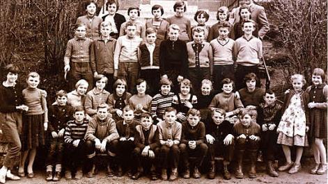Als echter Kirchlauter Bub' - mit den Schulfreund(inn)en im Jahr 1960.  Fotos: pivat/Ralf Kestel