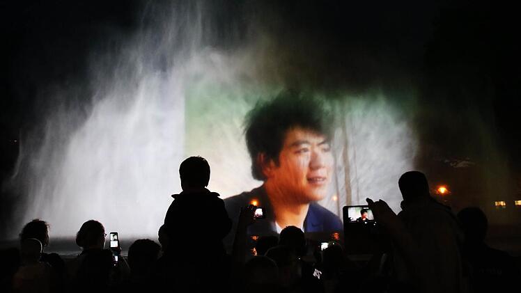 Eindrücke vom Kissinger Sommer waren in der ersten Version der Beamer-Show im Rosengarten zu sehen. Foto: Ralf Ruppert