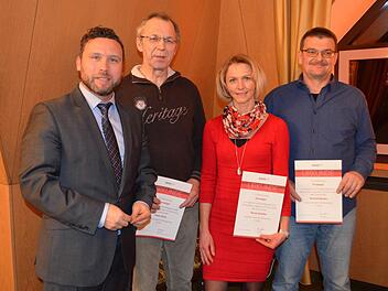 In der Gemeinderatssitzung wurden langjährige Blutspender geehrt (von links): Martin Finzel, Dieter Rose (100-Mal Blutspende), Nicole Schaffer (25 mal) und Winfried Becker (75 mal). Foto: G. Bertram