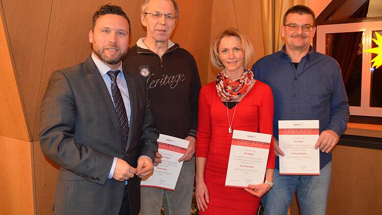 In der Gemeinderatssitzung wurden langjährige Blutspender geehrt (von links): Martin Finzel, Dieter Rose (100-Mal Blutspende), Nicole Schaffer (25 mal) und Winfried Becker (75 mal). Foto: G. Bertram